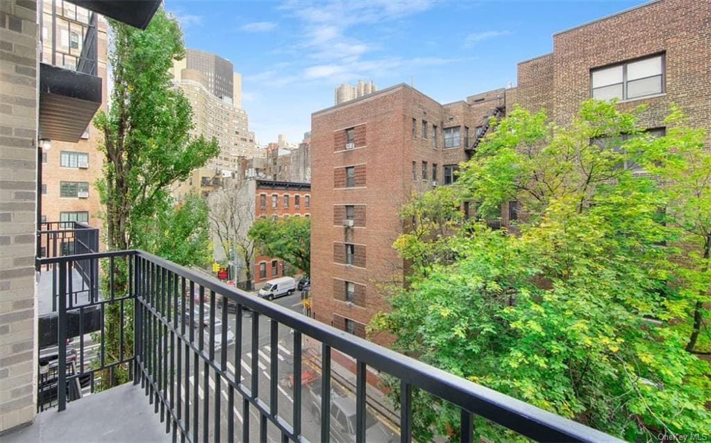 Primary Photo - 214 E 35th St