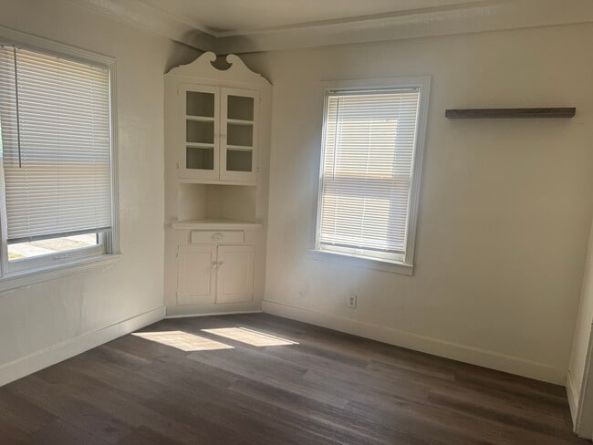 Building Photo - 1361 N Safford Ave