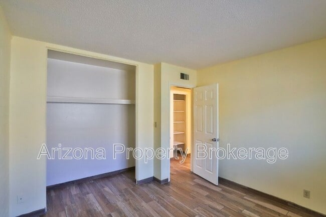 Foto del edificio - 2408 W Morten Ave