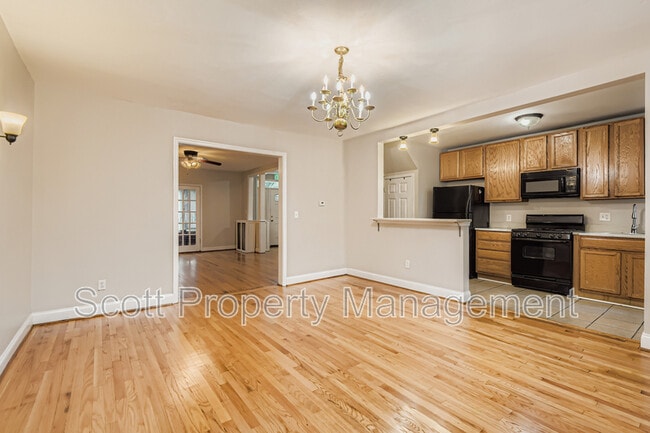 Photo - 824 E 33rd St Townhome