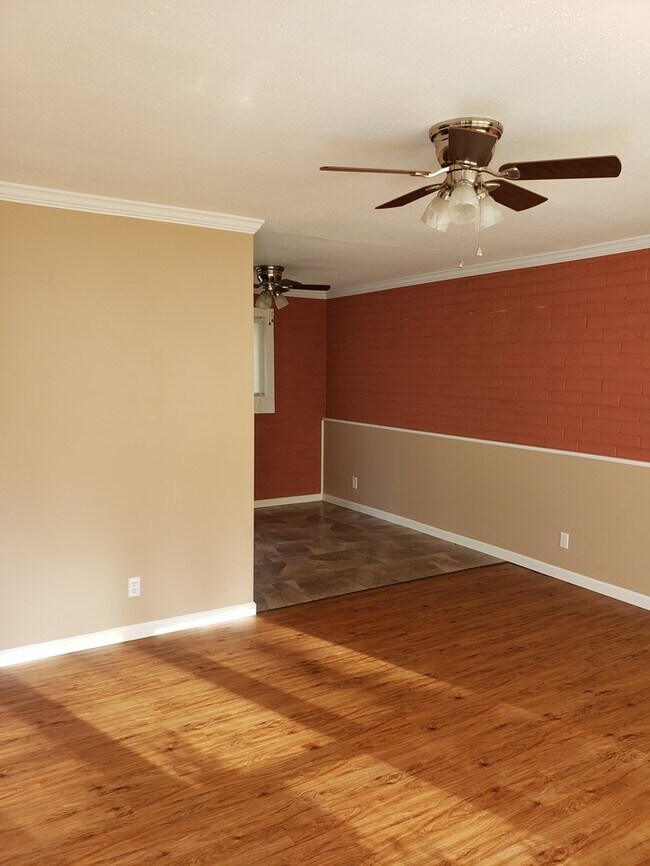 Building Photo - Fantastic One Bedroom Apartment in Lowe Mill