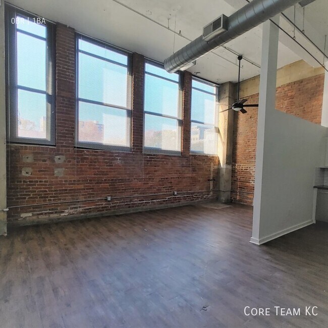 Building Photo - LARGE studio downtown!