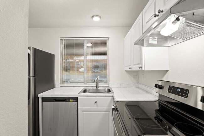 Foto del edificio - RECENTLY UPDATED 2 BEDROOM 1.5 BATH TOWNHOME IN TIGARD!