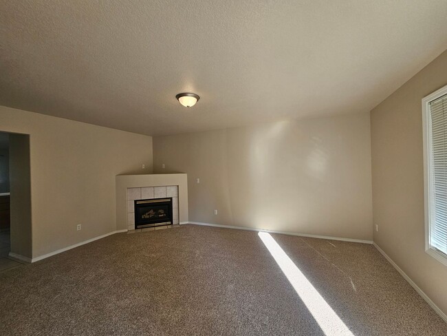 Building Photo - Beautiful 3 Bed 2.5 Townhome with 2 Car Ga...