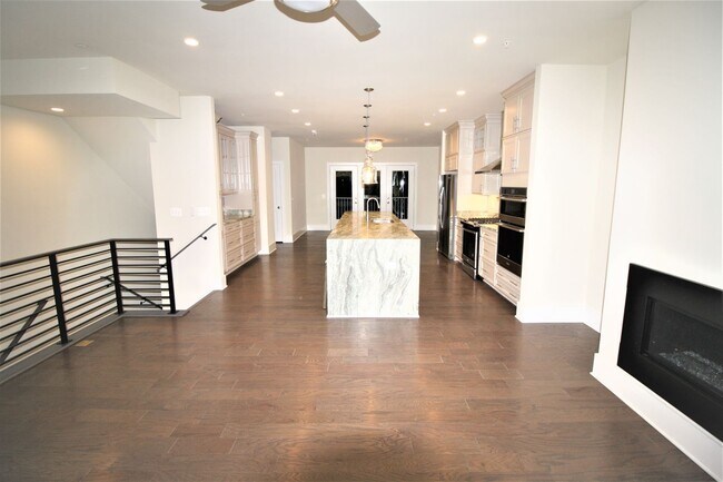 Foto del edificio - Elegant 3 Bedroom 2 Full 2 Half Bath Townhome in Ashburn