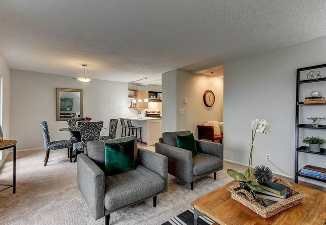 Living area - 1425 S Puget Dr