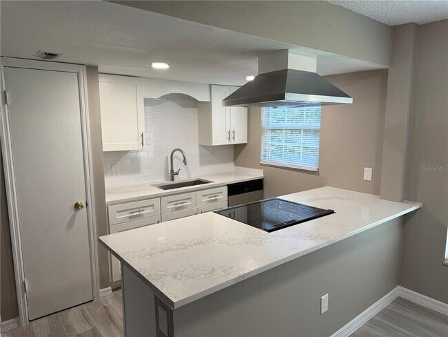 Building Photo - 726 Edgewater Dr