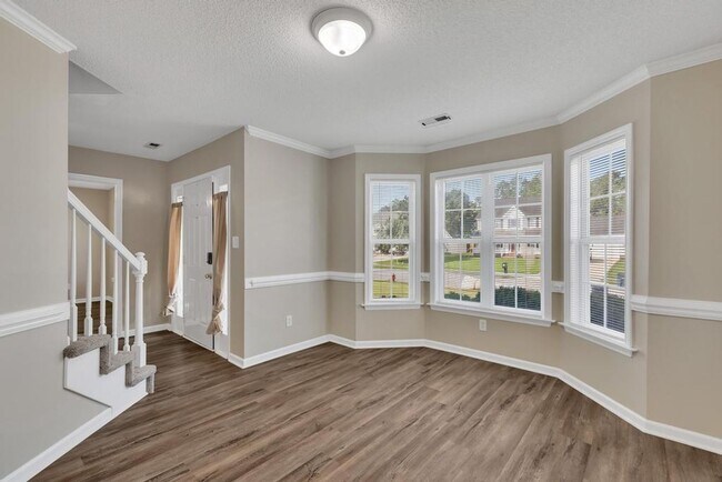 Building Photo - Spacious 4BR/2.5 Bath in the Jacksonville Commons Area