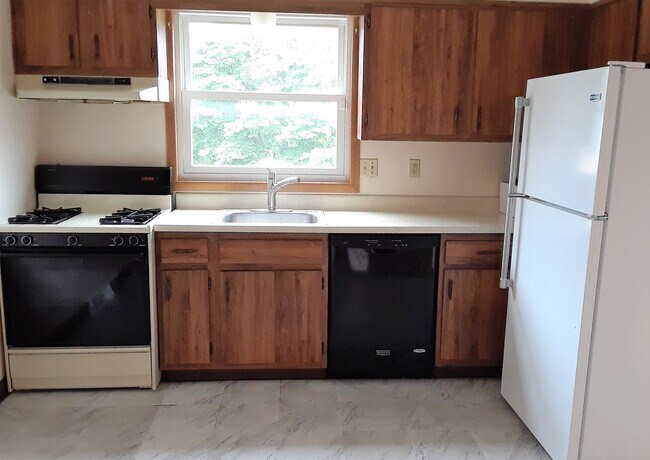 Large equipped kitchen - 335 Ridgewood Ave