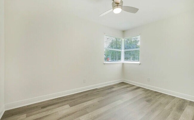 Foto del edificio - 4590 Colonial Ave