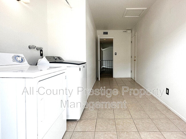 Building Photo - 3459 W Dailey St