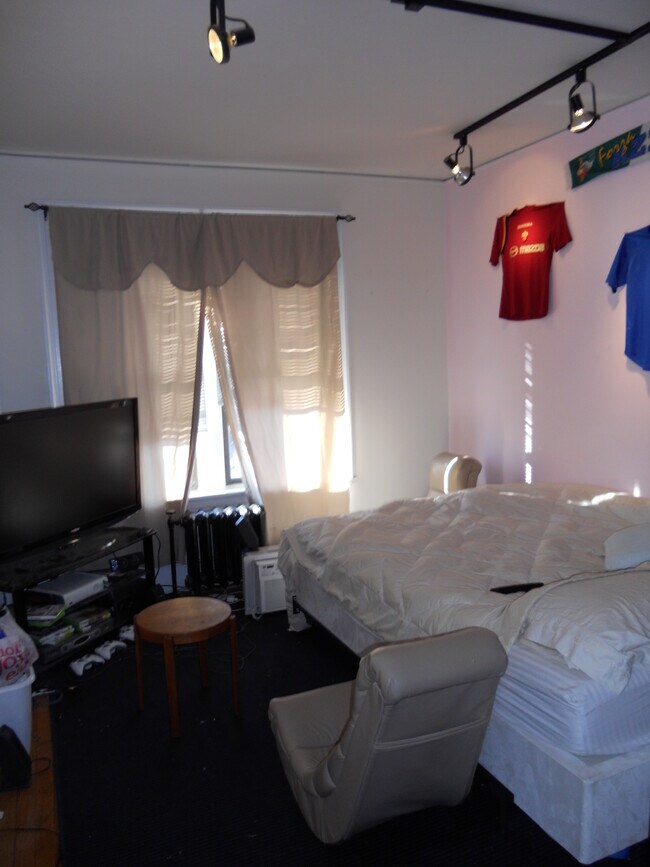 Building Photo - 452 Park Dr