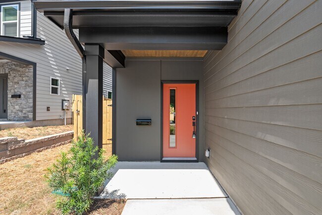 Foto del edificio - Move-in Ready Modern Townhome!!