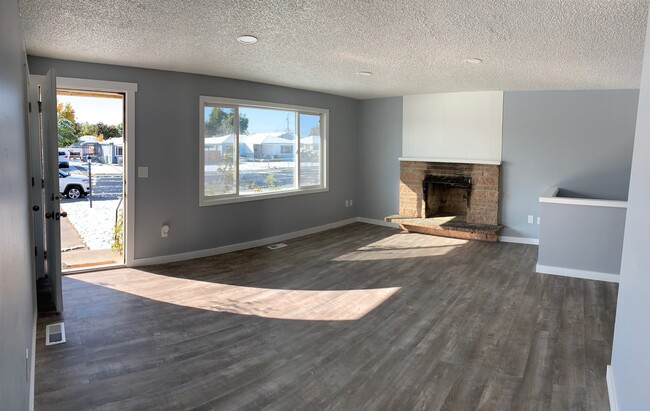 Building Photo - Spacious 5 Bedroom Home