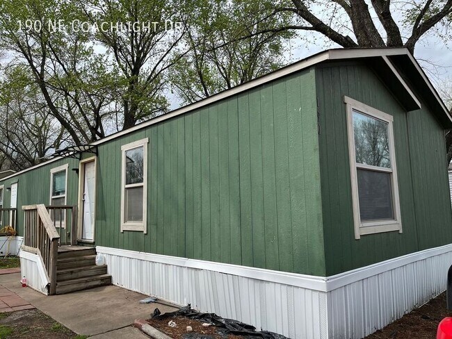 Building Photo - 190 Coachlight Dr