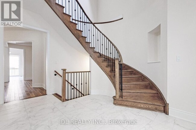 Building Photo - 95 Giardina Cres