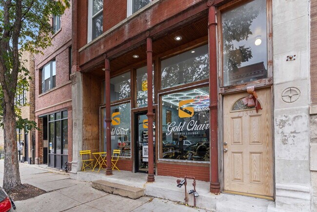 Foto del edificio - 2139 W Chicago Ave