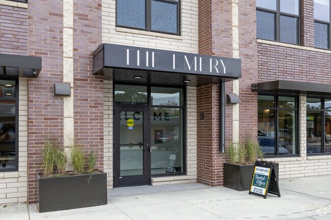 Entrada - The Emery Apartments