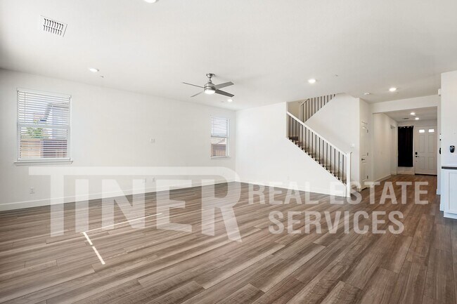 Building Photo - Spacious 3 Bedroom Roseville Home with hug...