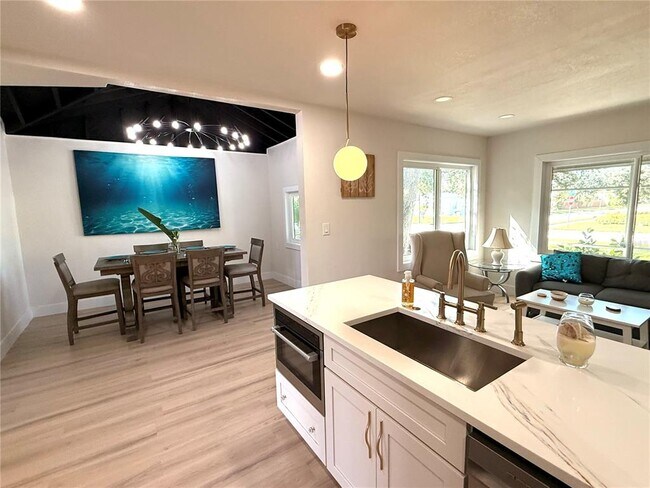 Building Photo - 400 38th Ave NE