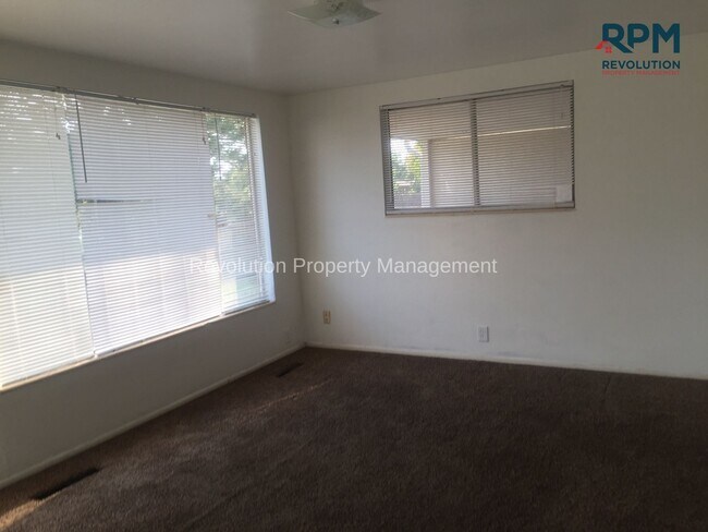Building Photo - 3 BEDROOM HOME IN LAYTON!