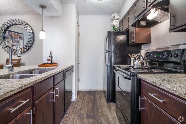 1BR, 1BA - 665SF Kitchen - The Lennox