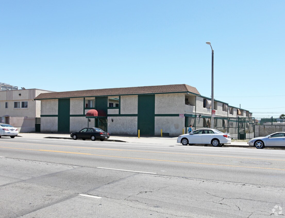 Primary Photo - Roscoe Apartments