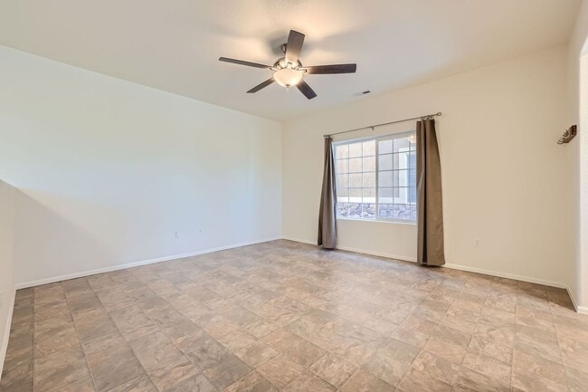 Foto del edificio - 3 bedroom townhome on north side, attached...