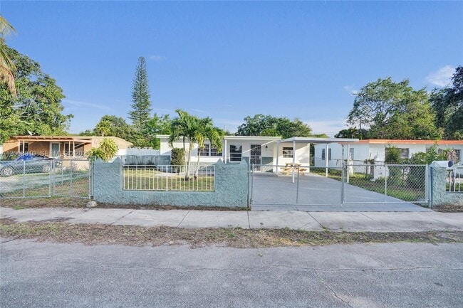 Foto del edificio - 2100 Service Rd