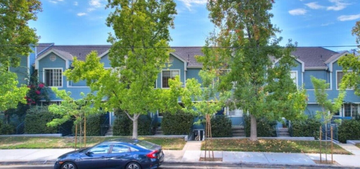 Foto principal - 2 bed / 2 bath two story in prime La Cresc...