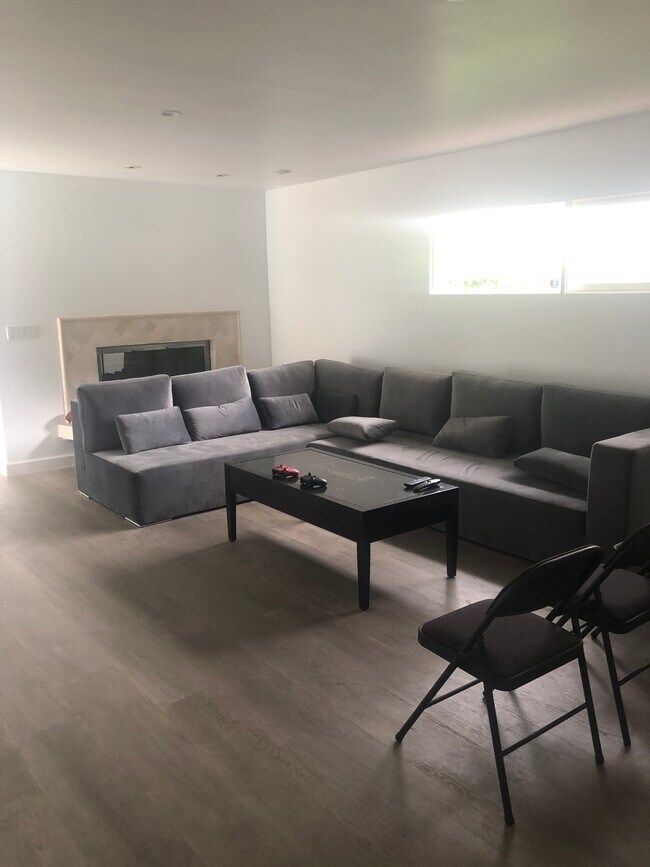 Foto del edificio - 2054 N Beverly Dr