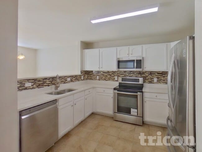 Building Photo - 806 Littleton Dr