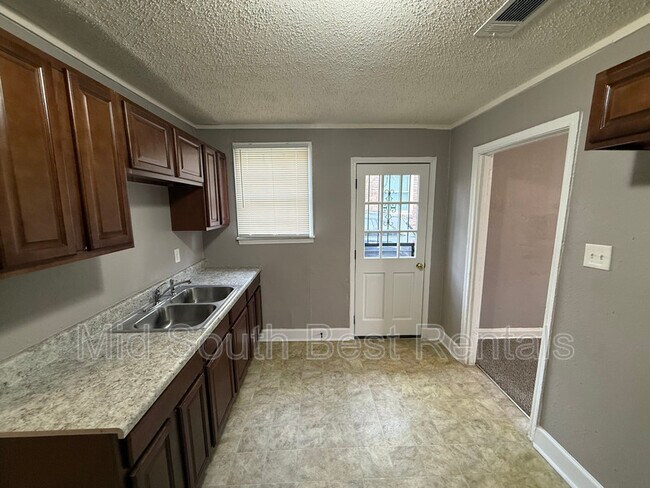 Building Photo - 1385 Chadwick Cir