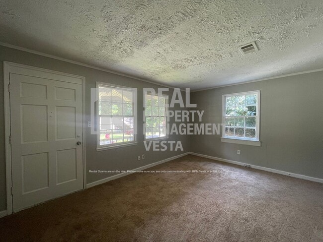 Building Photo - 3462 McKenzie Dr