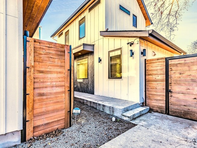 Foto del edificio - Stylish 2-Bedroom Home with Modern Bathrooms & Private Yard