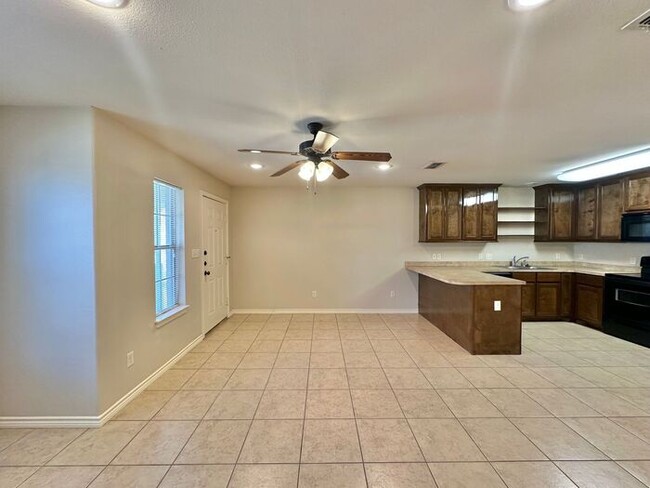 Building Photo - Available Now! 2 Bedroom 1 Bath Duplex in ...