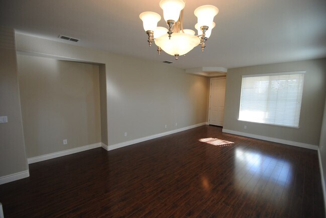 Building Photo - 465 Elmwood Ct