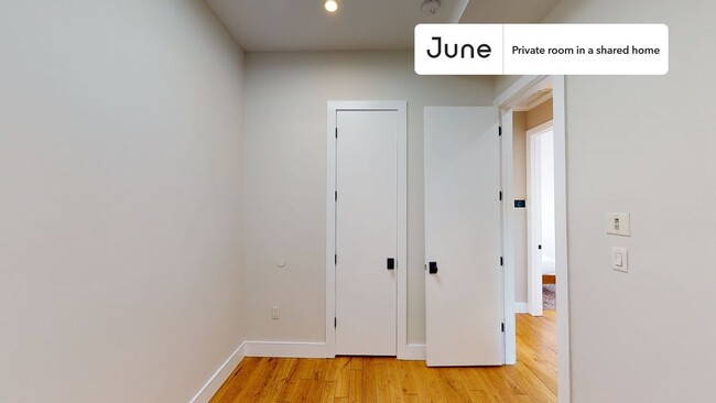Building Photo - Private bedroom in 5 bed/2 bath Home