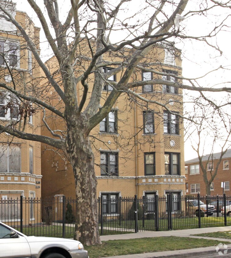 Building Photo - 6101 N Claremont Ave