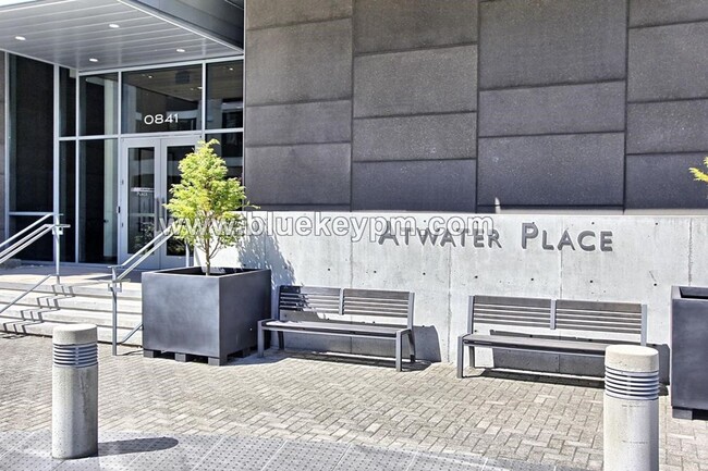 Foto del edificio - 2 Bed, 2 Bath Condo with 24 HR Concierge a...