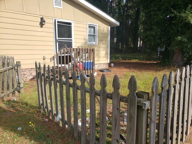 Foto del edificio - 2161 Bingham Dr