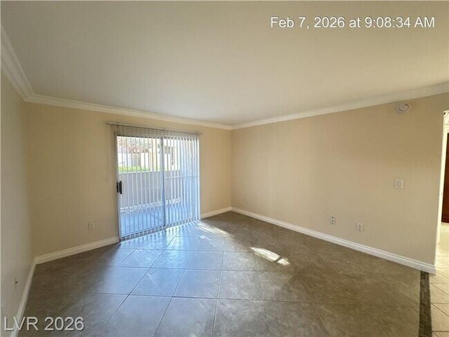 Building Photo - FANTASTIC 1ST FLOOR UNIT IN GATED COMMUNITY-NW!!