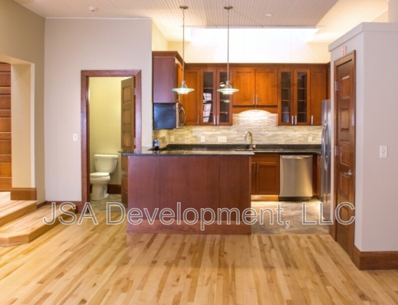 Foto principal - 223 W 4th St