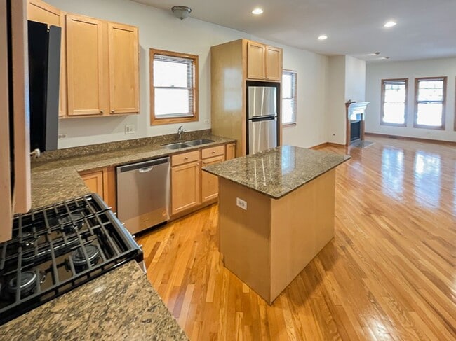 Building Photo - 1319 W Belmont Ave