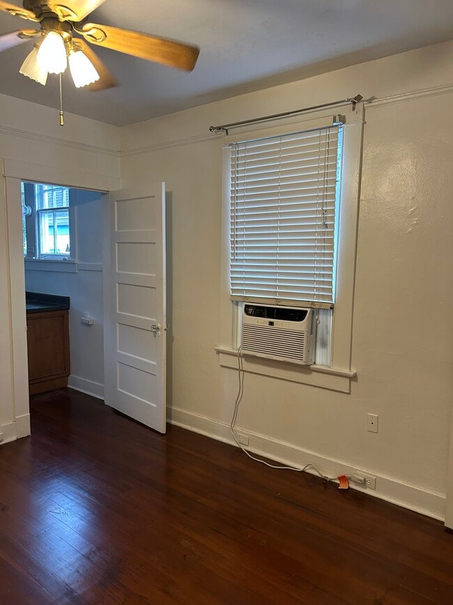 Building Photo - 821 Leontine St