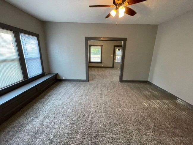 Building Photo - 4 bed 2 bath with extra room on Main Floor...