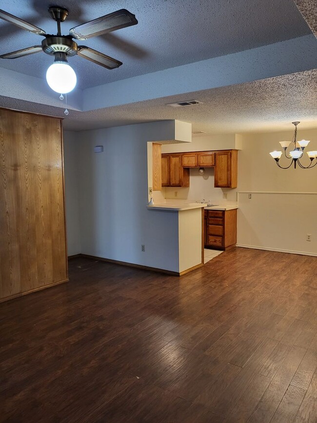 Building Photo - 808 Austin St