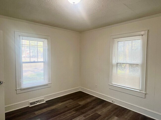 Building Photo - Two bedroom, 1 bath house in Burlington