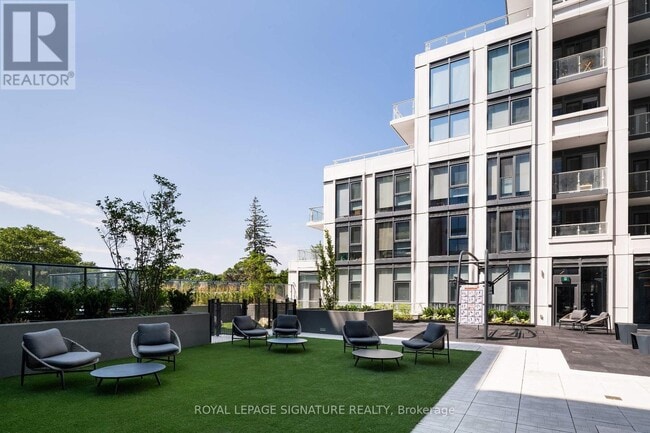 Building Photo - 2020-2020 Bathurst St