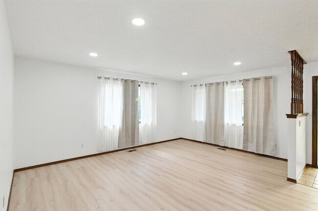 Foto del edificio - Refreshed 3 Bedroom Ranch In NE Portland